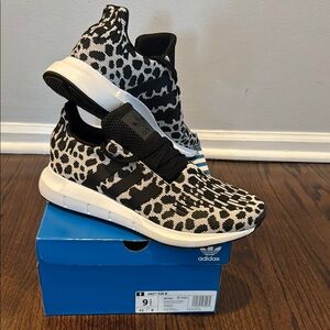 Women’s Adidas Swift Run Sneakers - Sz 9.5 NWT